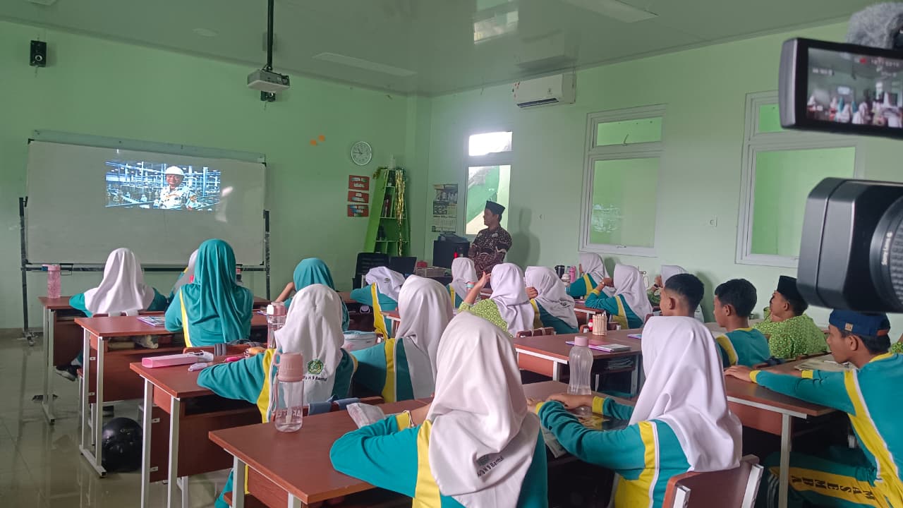 Serunya Pembelajaran Bahasa Inggris Kelas IX A MTsN 9 Bantul, Belajar Sambil Beraksi di Depan Kamera